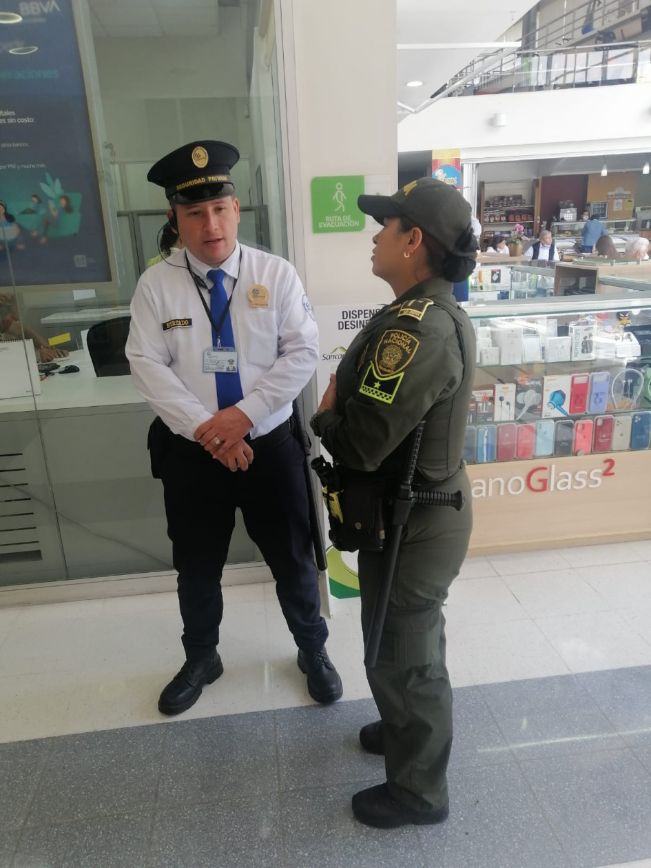 Recorrido de la Policía por centros comerciales. Recorrido de la Policía por centros comerciales.