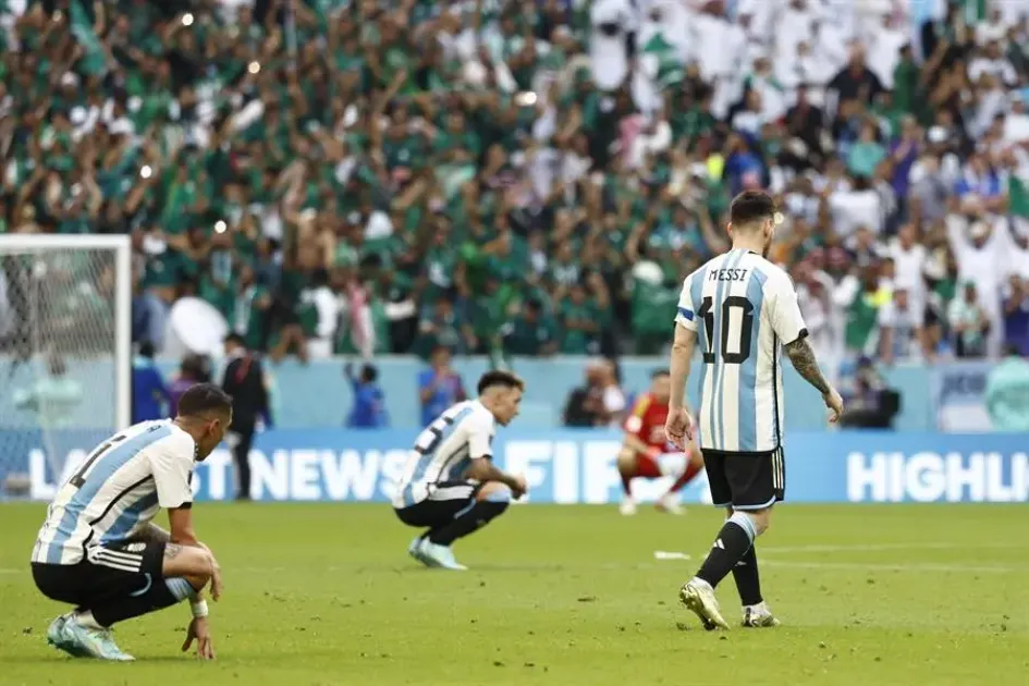Lionel Messi y jugadores de Argentina reaccionan hoy, en un partido de la fase de grupos del Mundial de Fútbol Qatar 2022 entre Argentina y Arabia Saudita en el estadio de Lusail (Catar). Lionel Messi y jugadores de Argentina reaccionan hoy, en un partido de la fase de grupos del Mundial de Fútbol Qatar 2022 entre Argentina y Arabia Saudita en el estadio de Lusail (Catar).