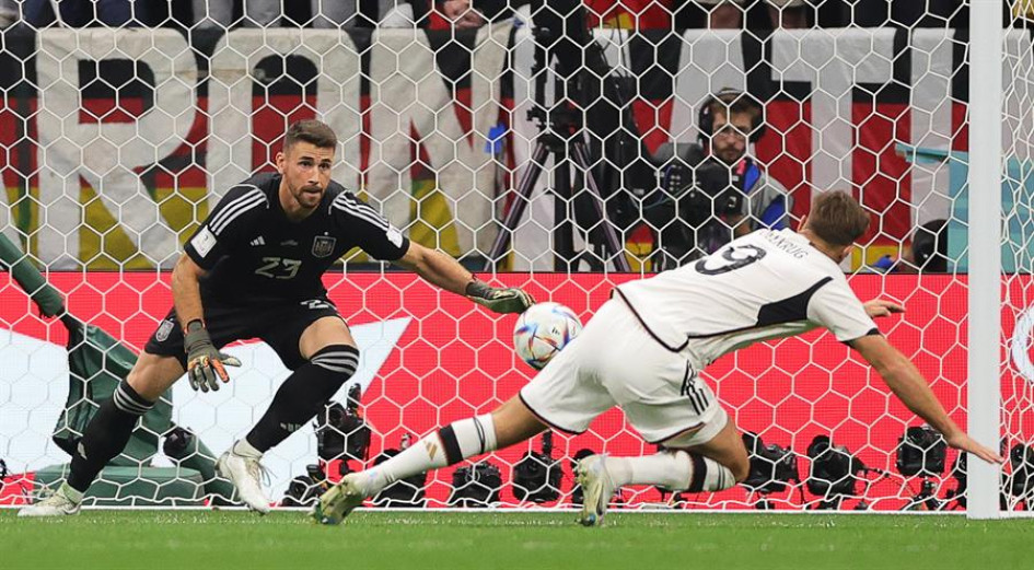 Con un cabezazo, el delantero teutón Niclas Füllkrug venció la portería española, defendida por el vasco Unai Simón. Con un cabezazo, el delantero teutón Niclas Füllkrug venció la portería española, defendida por el vasco Unai Simón.