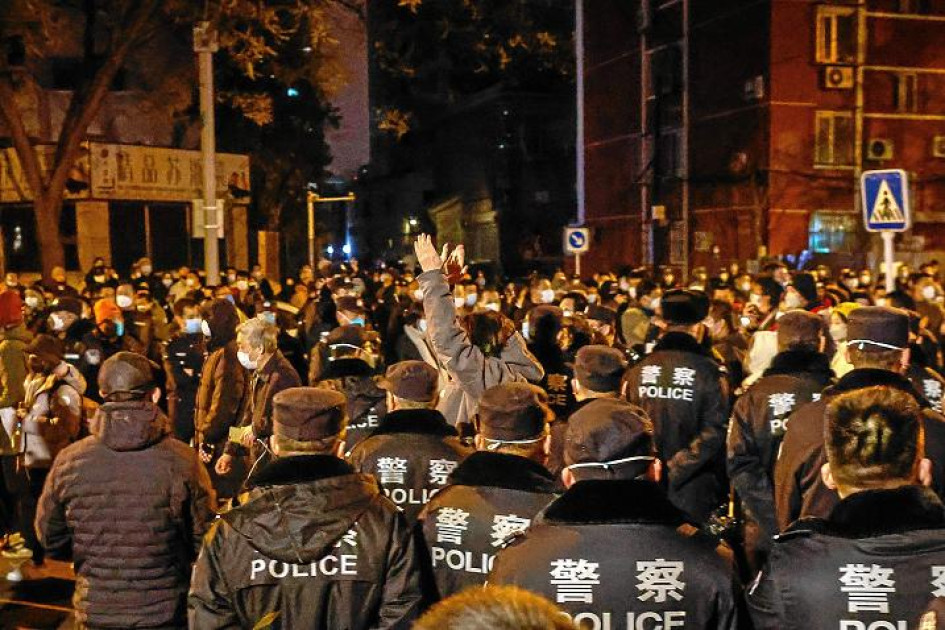 Algunas grabaciones mostraron cómo cientos de personas marchaban por las calles de diferentes ciudades en contra de los confinamientos. Algunas grabaciones mostraron cómo cientos de personas marchaban por las calles de diferentes ciudades en contra de los confinamientos.