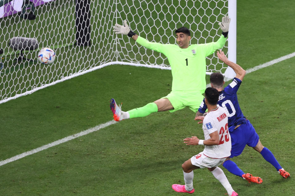 Christian Pulisic de EE. UU. anota el 0-1 durante el partido de fútbol del grupo B de la Copa Mundial de la FIFA 2022 entre Irán y EE. UU. en el estadio Al Thumama en Doha, Catar. Christian Pulisic de EE. UU. anota el 0-1 durante el partido de fútbol del grupo B de la Copa Mundial de la FIFA 2022 entre Irán y EE. UU. en el estadio Al Thumama en Doha, Catar.