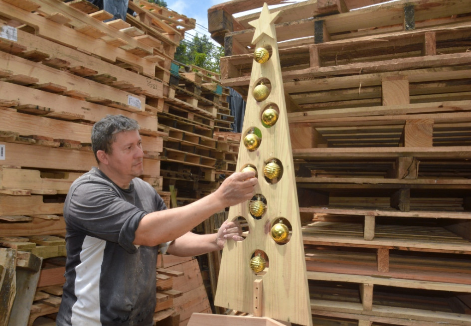 Las medidas del árbol de Navidad van desde un 1,70 de altura y el ancho va de 50 a 90 centímetros. Las medidas del árbol de Navidad van desde un 1,70 de altura y el ancho va de 50 a 90 centímetros.