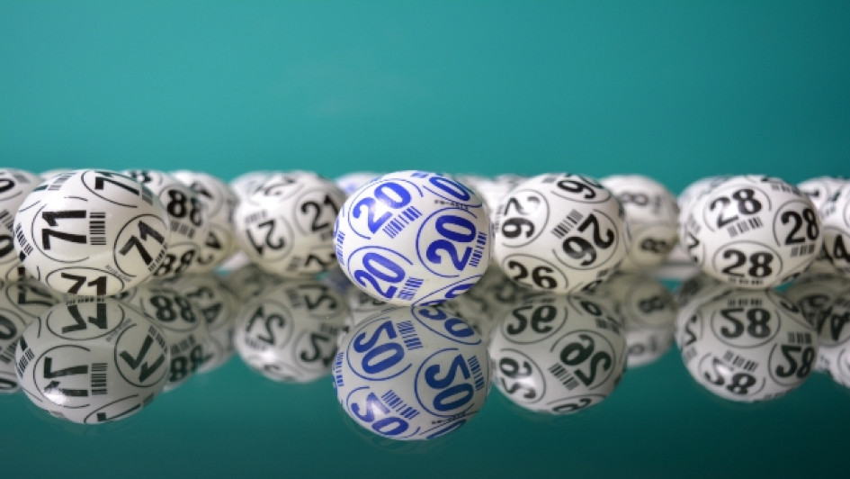 Bolas de lotería sobre una mesa de vidrio en un fondo verde. Lotería de Manizales resultado 30 de noviembre de 2022