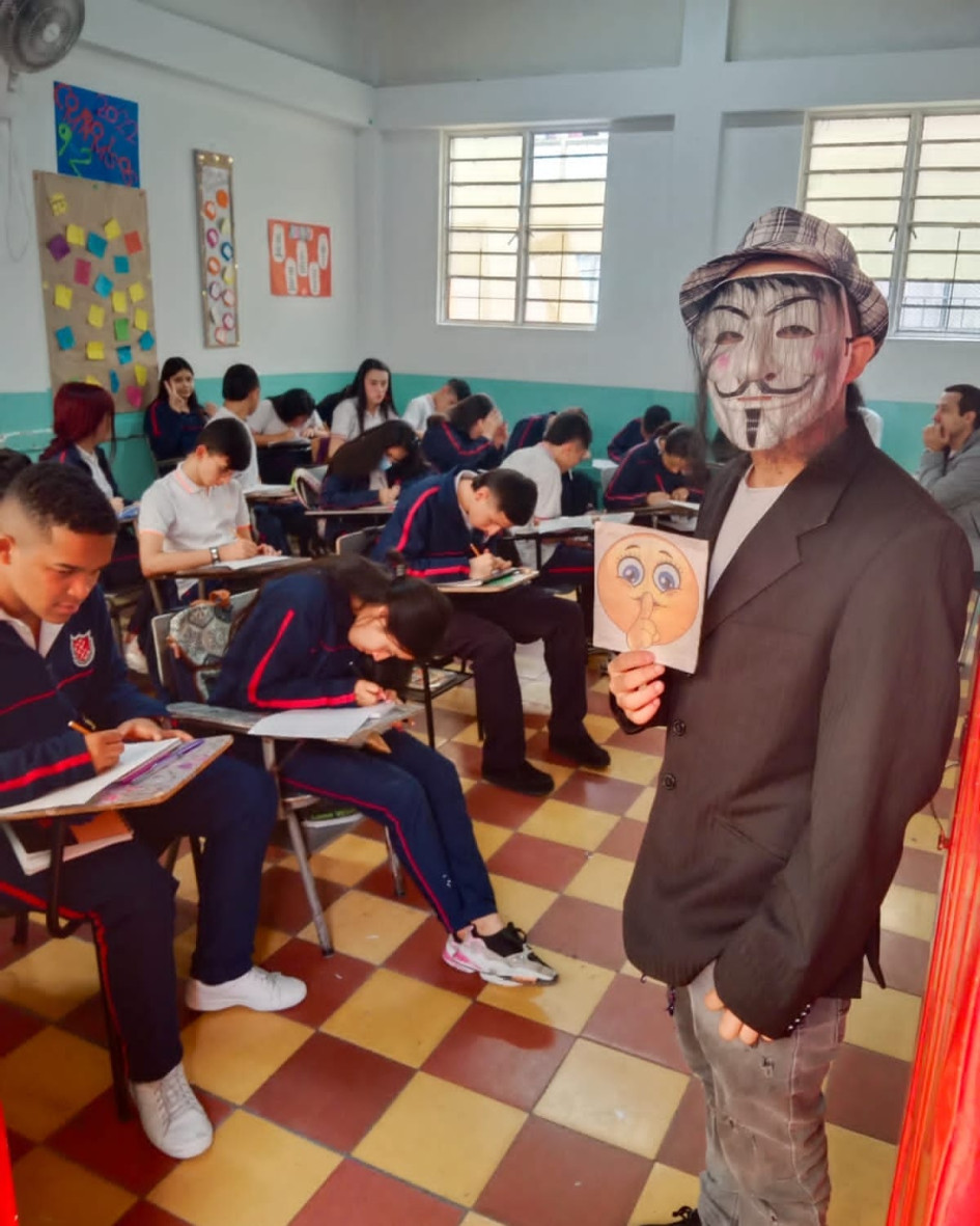 El objetivo de trabajar en silencio es reducir los niveles de contaminación auditiva. El objetivo de trabajar en silencio es reducir los niveles de contaminación auditiva.