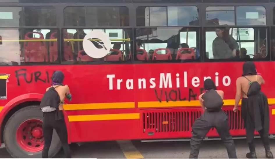 Protestan en Bogotá tras abuso de una menor en estación de Transmilenio Protestan en Bogotá tras abuso de una menor en estación de Transmilenio