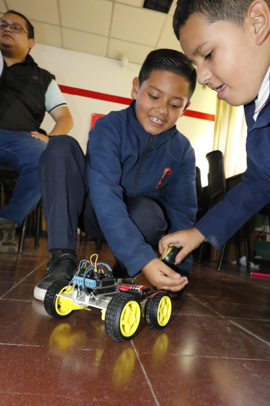 Samuel y José Manuel practican con el carro con el que esperan participar en el campeonato internacional. Samuel y José Manuel practican con el carro con el que esperan participar en el campeonato internacional.