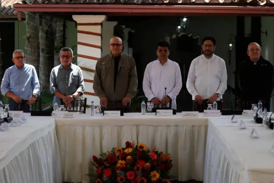 Fiscalía suspende órdenes de captura contra 16 negociadores del Eln Fiscalía suspende órdenes de captura contra 16 negociadores del Eln