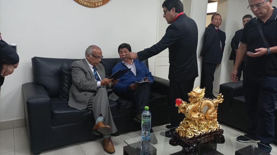 El expresidente peruano Pedro Castillo (centro) junto a su ex primer ministro, Aníbal Torres (izquierda), mientras permanecía detenido este miércoles, en la Prefectura de Lima (Perú). El expresidente peruano Pedro Castillo (centro) junto a su ex primer ministro, Aníbal Torres (izquierda), mientras permanecía detenido este miércoles, en la Prefectura de Lima (Perú).