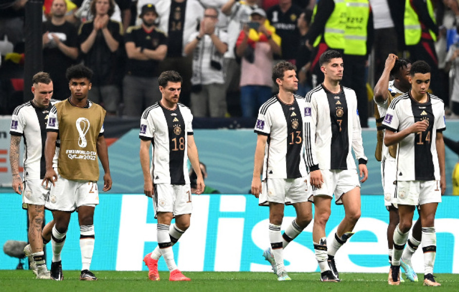 Nunca antes Alemania había encadenado dos fracasos de esta talla en Mundiales, un naufragio que nació en la derrota inicial contra Japón, que no supieron enderezar frente a España. Nunca antes Alemania había encadenado dos fracasos de esta talla en Mundiales, un naufragio que nació en la derrota inicial contra Japón, que no supieron enderezar frente a España.