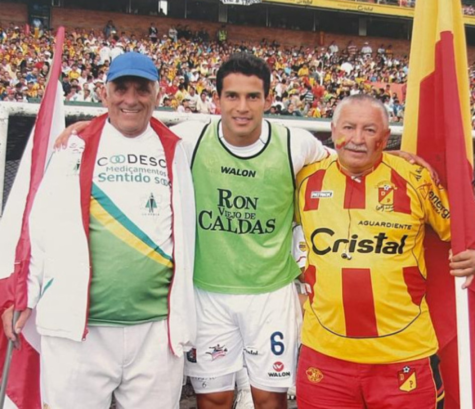El Loco Darío, Diego Arias cuando era jugador del Once Caldas y el capitán Carlos Alonso Trejos, con el uniforme del Deportivo Pereira. El Loco Darío, Diego Arias cuando era jugador del Once Caldas y el capitán Carlos Alonso Trejos, con el uniforme del Deportivo Pereira.