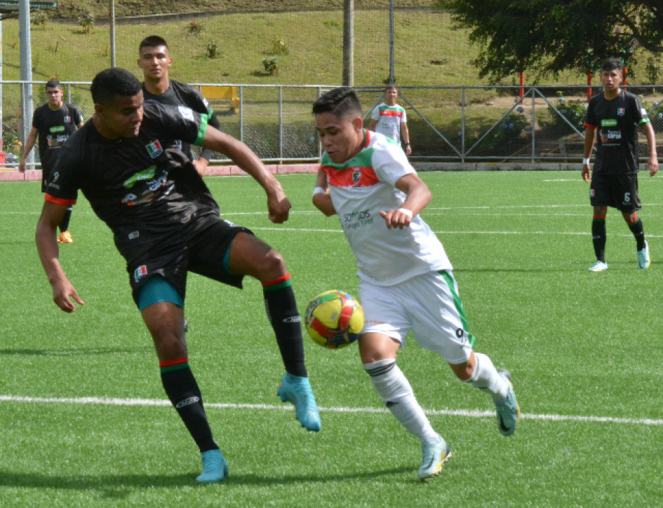 Once Caldas derrotó 3-2 a Manizales F.C. y retomó el liderato con 30 puntos, su rival quedó en la segunda casilla con 28 unidades, a falta de los cinco juegos de hoy. Once Caldas derrotó 3-2 a Manizales F.C. y retomó el liderato con 30 puntos, su rival quedó en la segunda casilla con 28 unidades, a falta de los cinco juegos de hoy.