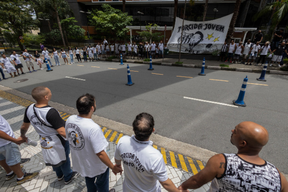 Los hinchas de Santos estuvieron presentes en la vigilia de ayer a las afueras del hospital donde está recluido el exfutbolista. Los hinchas de Santos estuvieron presentes en la vigilia de ayer a las afueras del hospital donde está recluido el exfutbolista.