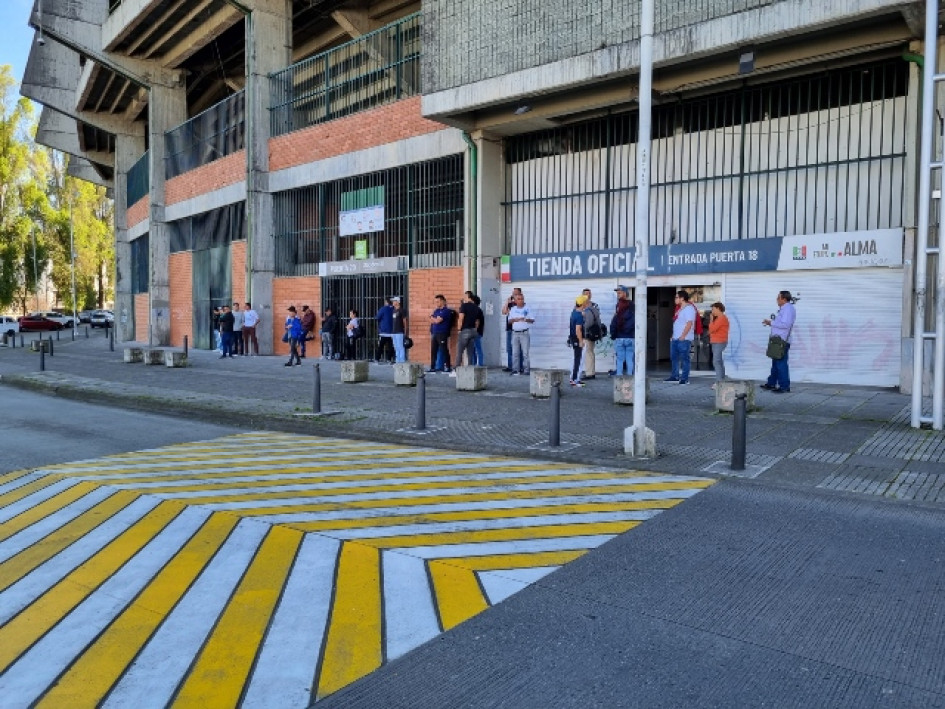 La fila del lunes 19 de diciembre en el camerino visitante antes de abrir las puertas para la venta de abonos para 2023. La fila del lunes 19 de diciembre en el camerino visitante antes de abrir las puertas para la venta de abonos para 2023. La fila del lunes 19 de diciembre en el camerino visitante antes de abrir las puertas para la venta de abonos para 2023.