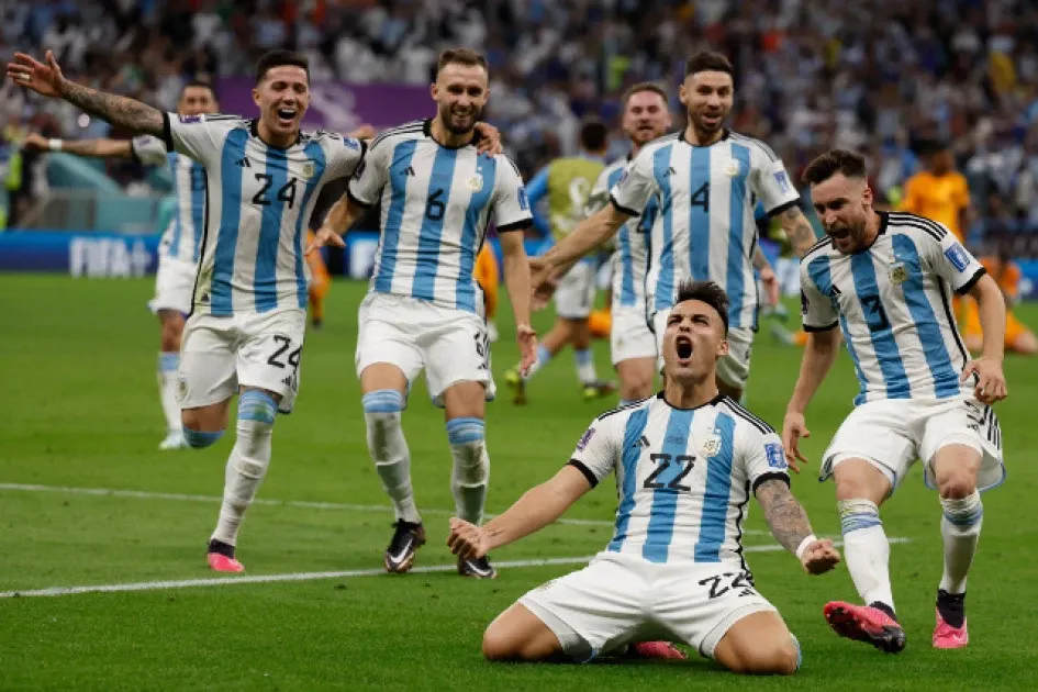 Los jugadores argentinos celebran la clasificación a la semifinal luego del último cobro desde el punto penal, ejecutado por Lautaro Martínez. La serie terminó 2-2 en tiempo suplementario y los gauchos superaron 3-4 a la selección de Países Bajos. Los jugadores argentinos celebran la clasificación a la semifinal luego del último cobro desde el punto penal, ejecutado por Lautaro Martínez. La serie terminó 2-2 en tiempo suplementario y los gauchos superaron 3-4 a la selección de Países Bajos.