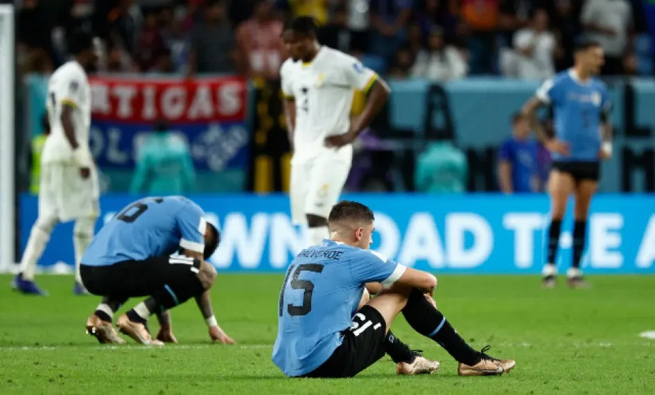 La tristeza de los jugadores uruguayos Mathías Olivera y Federico Valverde al quedar eliminados de la cita mundialista. Vencieron a Ghana (0-2), pero no les alcanzó. La tristeza de los jugadores uruguayos Mathías Olivera y Federico Valverde al quedar eliminados de la cita mundialista. Vencieron a Ghana (0-2), pero no les alcanzó.