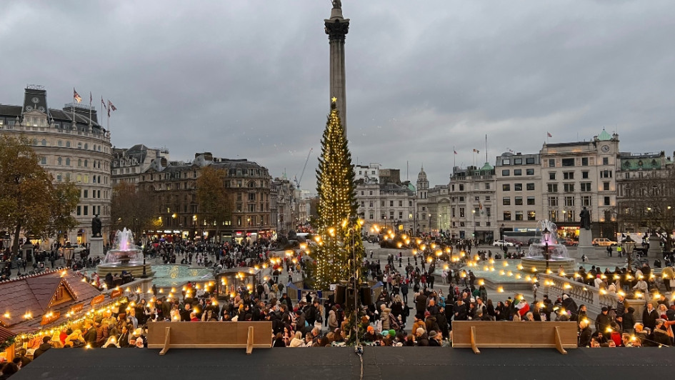 Un árbol de Navidad ilumina el centro de Trafalgar Square en frente de la National Gallery y en medio de un mercado de invierno. Un árbol de Navidad ilumina el centro de Trafalgar Square en frente de la National Gallery y en medio de un mercado de invierno.