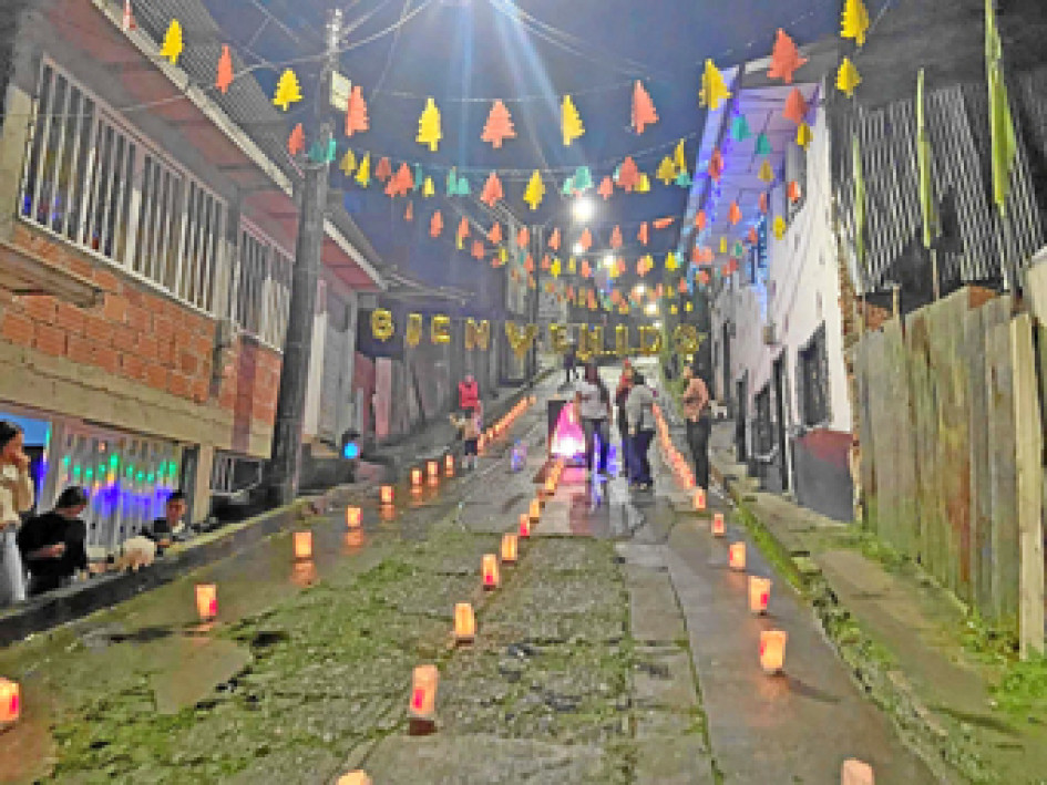 Manzanares Fotos | Henry Giraldo | LA PATRIA Algunas cuadras del municipio fueron decoradas en su totalidad con faroles realizados con bolsas de papel. Asimismo, como es tradición la Emisora Voces FM96 realizó el concurso de cuadras para que las familias compartierán en estas fechas. Manzanares Fotos | Henry Giraldo | LA PATRIA Algunas cuadras del municipio fueron decoradas en su totalidad con faroles realizados con bolsas de papel. Asimismo, como es tradición la Emisora Voces FM96 realizó el concurso de cuadras para que las familias compartierán en estas fechas.