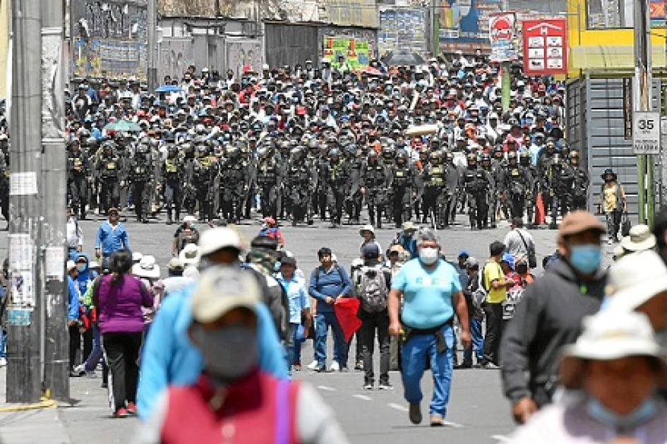 Policías vigilan una manifestación en Arequipa (Perú). Policías vigilan una manifestación en Arequipa (Perú).