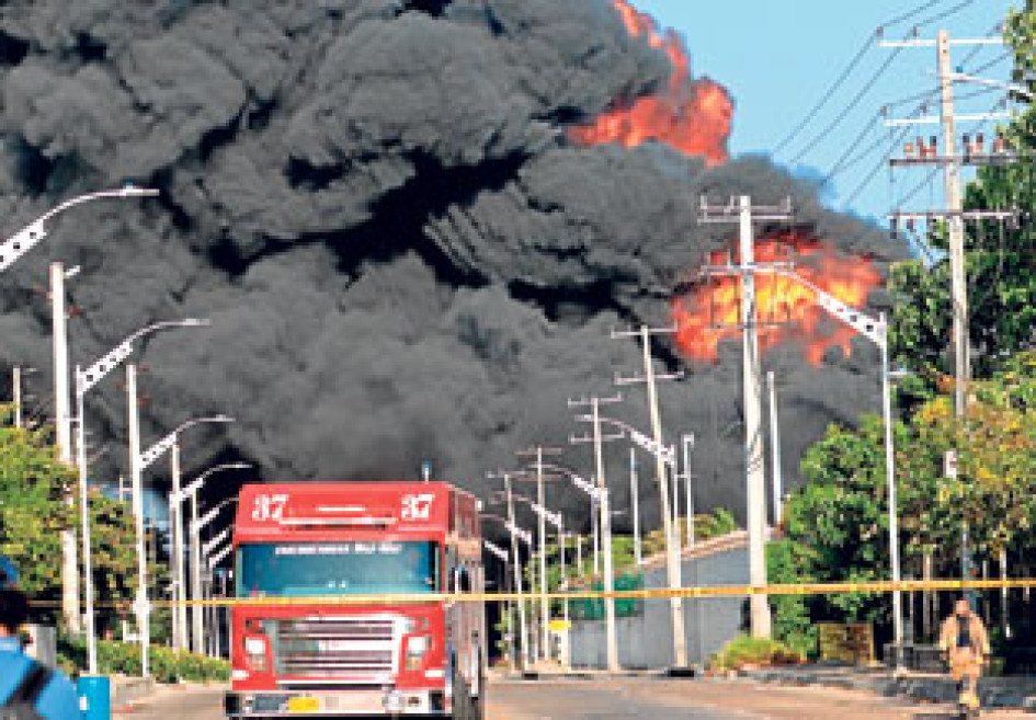 Incendio en depósito de combustible de Barranquilla provoca derrame en el río. Incendio en depósito de combustible de Barranquilla provoca derrame en el río.