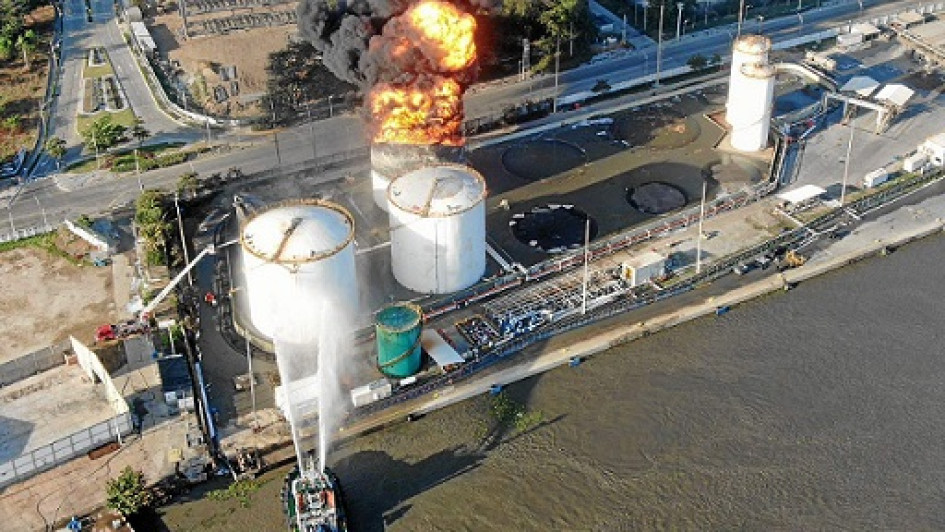 Foto | @ErikaFontalvo | LA PATRIA Avanza la propagación del fuego en la empresa Bravo Petroleum, ubicada en los Puertos Asociados Compas, pero un tanque con material inflamable sigue ardiendo. Foto | @ErikaFontalvo | LA PATRIA Avanza la propagación del fuego en la empresa Bravo Petroleum, ubicada en los Puertos Asociados Compas, pero un tanque con material inflamable sigue ardiendo.