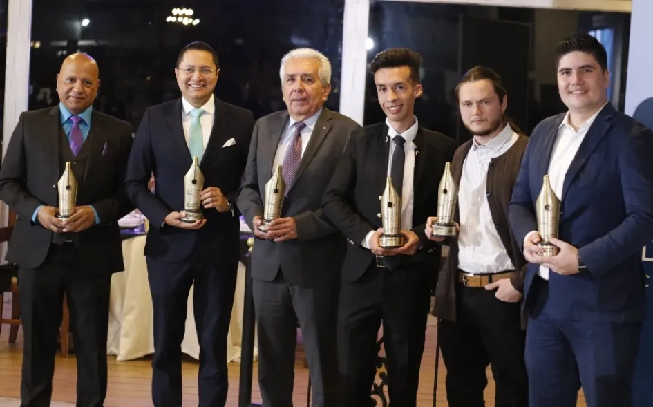 Estos son los ganadores de la Categoría Profesional. El periodista Rubén Darío Gaona (segundo de izquierda a derecha) recibió el reconocimiento que le entregaron a Telecafé por su trayectoria informando al Eje Cafetero. Estos son los ganadores de la Categoría Profesional. El periodista Rubén Darío Gaona (segundo de izquierda a derecha) recibió el reconocimiento que le entregaron a Telecafé por su trayectoria informando al Eje Cafetero.
