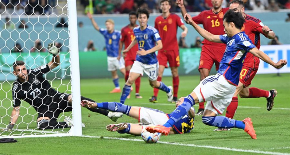 El segundo gol de Japón contó con polémica, porque tras dos minutos de revisión el VAR determinó que el balón no había atravesado la línea de fondo y que la anotación era lícita. El segundo gol de Japón contó con polémica, porque tras dos minutos de revisión el VAR determinó que el balón no había atravesado la línea de fondo y que la anotación era lícita.