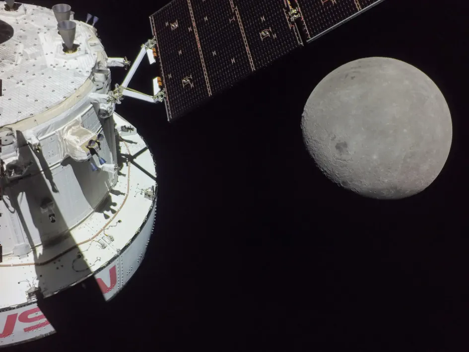 Fotografía del 21 de noviembre cedida por la NASA donde se muestra la cápsula Orión de la misión no tripulada Artemis I durante el quinto día de su misión, a unas 81 millas (130.35 km) de la Luna. Fotografía del 21 de noviembre cedida por la NASA donde se muestra la cápsula Orión de la misión no tripulada Artemis I durante el quinto día de su misión, a unas 81 millas (130.35 km) de la Luna.