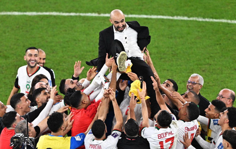 El entrenador de Marruecos, Walid Regragui, es celebrado por su equipo después de ganar el partido de fútbol del grupo F de la Copa Mundial de la FIFA 2022 entre Canadá y Marruecos en el estadio Al Thumama en Doha, Catar. El entrenador de Marruecos, Walid Regragui, es celebrado por su equipo después de ganar el partido de fútbol del grupo F de la Copa Mundial de la FIFA 2022 entre Canadá y Marruecos en el estadio Al Thumama en Doha, Catar.
