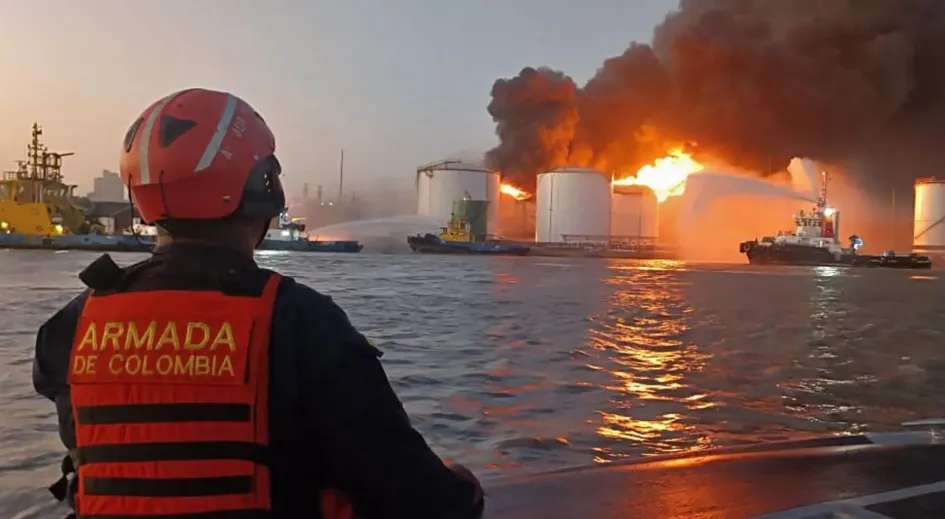 Fotografía cedida por la Armada de Colombia que muestra el incendio en un depósito de combustible junto al río Magdalena, el miércoles, en Barranquilla. Fotografía cedida por la Armada de Colombia que muestra el incendio en un depósito de combustible junto al río Magdalena, el miércoles, en Barranquilla.