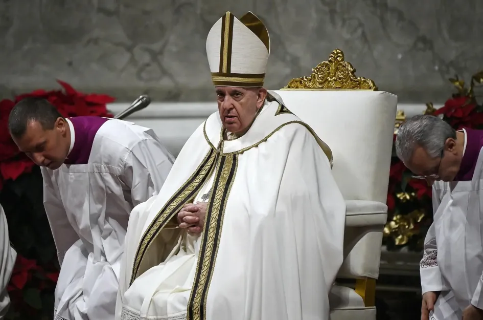 El Papa Francisco preside este sábado la Misa de Nochebuena en la Basílica de San Pedro en la Ciudad del Vaticano. El Papa Francisco (C) preside la Misa de Nochebuena en la Basílica de San Pedro en la Ciudad del Vaticano