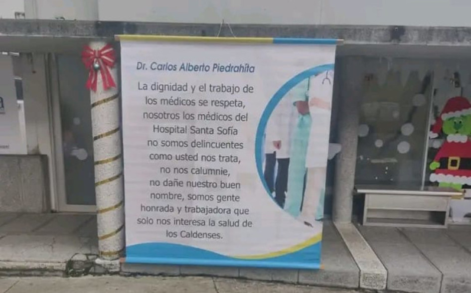 Este es el cartel colgado en la institución. Cuentan testigos que lo mandaron a retirar desde la Gerencia del Hospital Santa Sofía, en menos de una hora. Este es el cartel colgado en la institución. Cuentan testigos que lo mandaron a retirar desde la Gerencia del Hospital Santa Sofía, en menos de una hora.