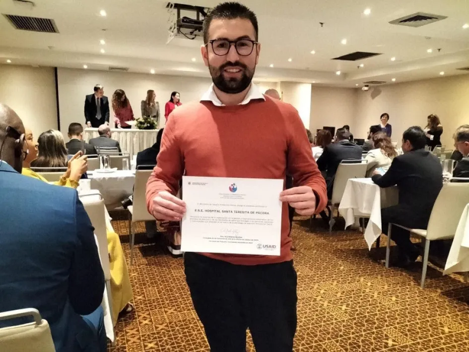 Adrián Villegas Gallego, psicólogo del Hospital Santa Teresita, el designado por la institución para recibir la mención de honor. Psicólogo Adrián Villegas