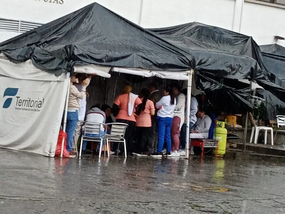 Al sol y al agua, así estuvieron los manifestantes durante el tiempo de protesta, esto a las afueras del Hospital San Marcos de Chinchiná. Al sol y al agua, así estuvieron los manifestantes durante el tiempo de protesta, esto a las afueras del Hospital San Marcos de Chinchiná.