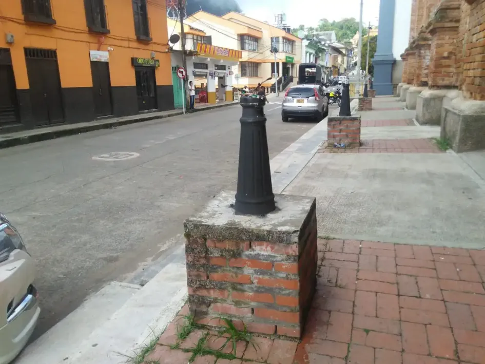 La comunidad espera atenta la reposición de las siete luminarias junto al templo La Candelaria, que fueron partidas. La comunidad espera atenta la reposición de las siete luminarias junto al templo La Candelaria, que fueron partidas.