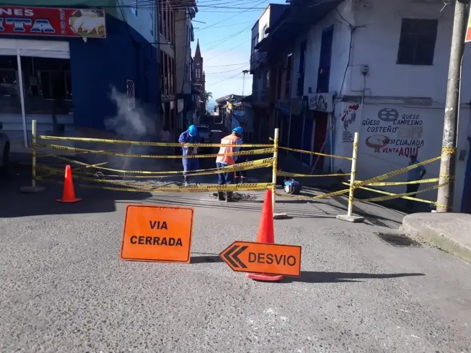Están reparando cámara de alcantarillado afectada en Anserma Están reparando cámara de alcantarillado afectada en Anserma