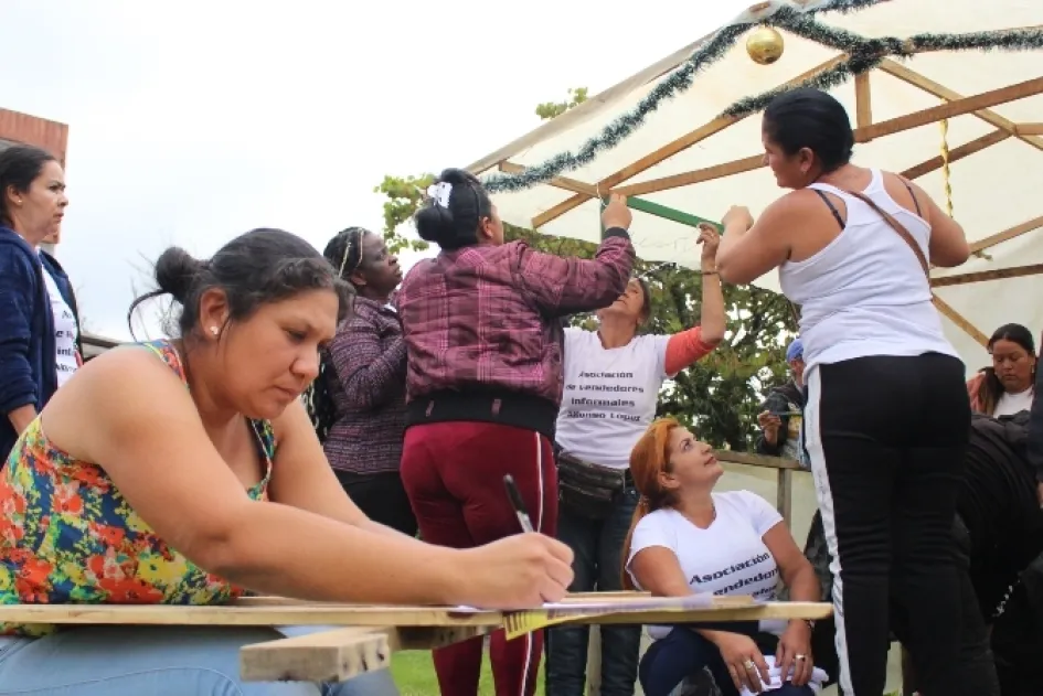 Desde las 2:00 p.m. del 7 de diciembre se reunieron para armar el pesebre. Cada una llevó un adorno para la decoración. Desde las 2:00 p.m. del 7 de diciembre se reunieron para armar el pesebre. Cada una llevó un adorno para la decoración.