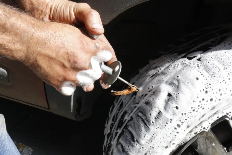 Para desvararse por llantas desinfladas o pinchadas, no es necesario bajarlas del carro; se reparan en su sitio con mechas, punzones, destornilladores (que ayudan a retirar el objeto extraño que causó el desperfecto) y un compresor de aire portátil. Se verifica visualmente el problema, se retira el objeto que causa el desperfecto, luego se hace la reparación siguiendo las instrucciones del paquete de mechas. Para desvararse por llantas desinfladas o pinchadas, no es necesario bajarlas del carro; se reparan en su sitio con mechas, punzones, destornilladores (que ayudan a retirar el objeto extraño que causó el desperfecto) y un compresor de aire portátil. Se verifica visualmente el problema, se retira el objeto que causa el desperfecto, luego se hace la reparación siguiendo las instrucciones del paquete de mechas.