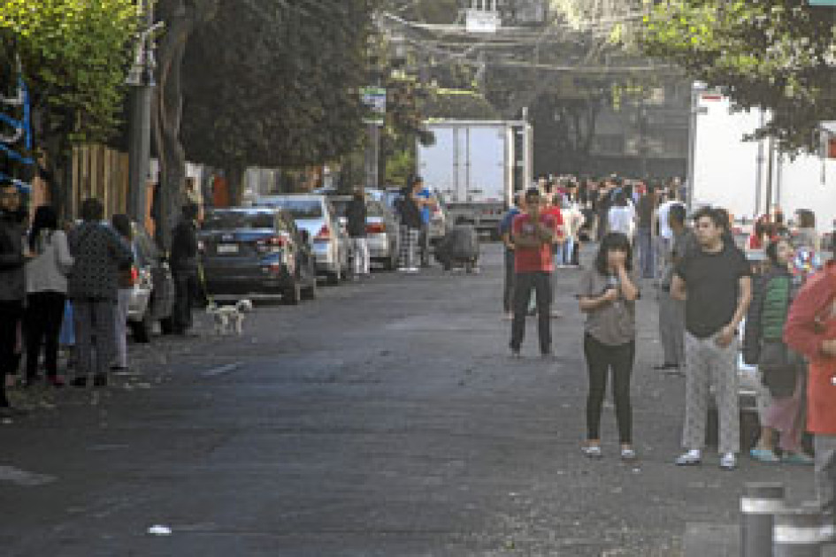 Foto | EFE | LA PATRIA Algunos ciudadanos salieron de sus casas y departamentos al escuchar la alarma. Foto | EFE | LA PATRIA Algunos ciudadanos salieron de sus casas y departamentos al escuchar la alarma.