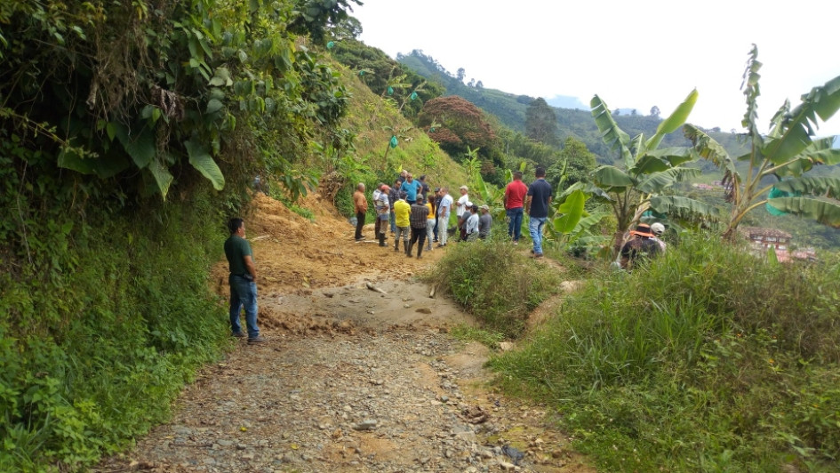 Dos meses lleva sin vía esta comunidad rural. Este fin de semana se realizará el convite. El Municipio aportará maquinaria amarilla. Dos meses lleva sin vía esta comunidad rural. Este fin de semana se realizará el convite. El Municipio aportará maquinaria amarilla.