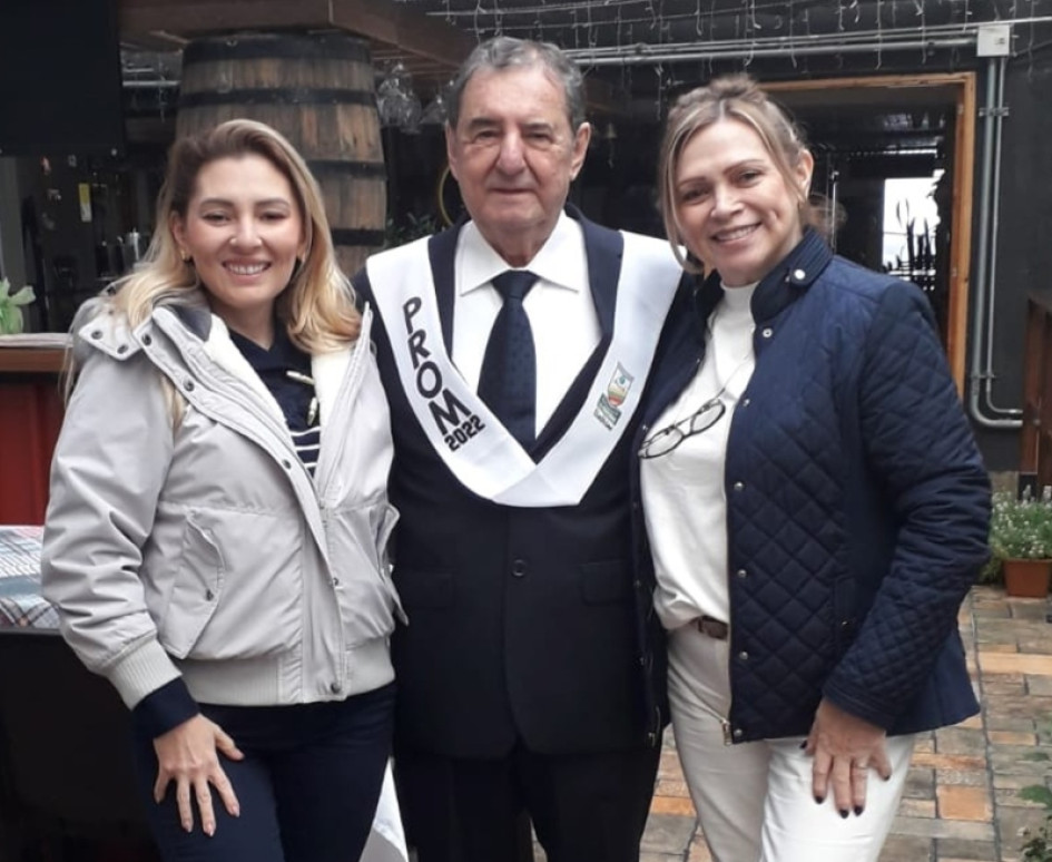 El bachiller-poeta en compañía de su hija Eliana Carolina y de su esposa Martha Lucía. El bachiller-poeta en compañía de su hija Eliana Carolina y de su esposa Martha Lucía.