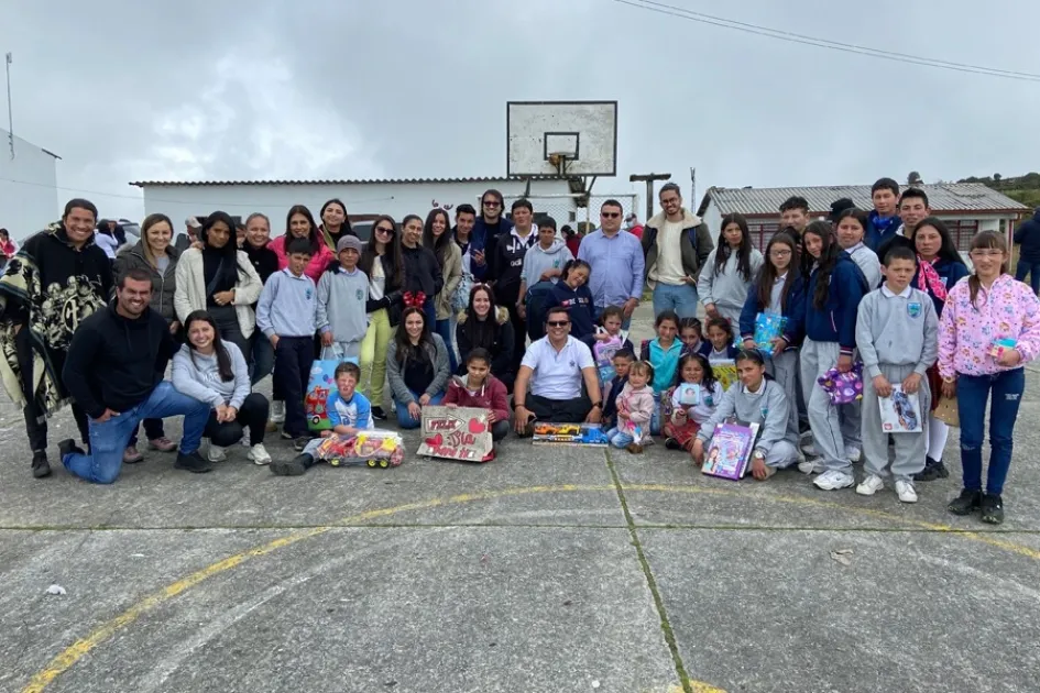 Los estudiantes manifestaron agradecimiento por los regalos que la experiencia que vivieron con el Sena. Los estudiantes manifestaron agradecimiento por los regalos que la experiencia que vivieron con el Sena.
