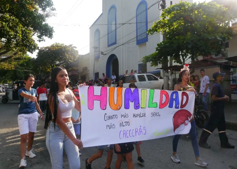 En el corregimiento de Arauca (Palestina) los niños entre los 7 y 11 años desfilaron por las calles para recibir la Navidad y el inicio de las actividades del Movimiento Navideño Infantil (Monaín). La programación se extenderá hasta el sábado, día en que repartirán regalos. En el corregimiento de Arauca (Palestina) los niños entre los 7 y 11 años desfilaron por las calles para recibir la Navidad y el inicio de las actividades del Movimiento Navideño Infantil (Monaín). La programación se extenderá hasta el sábado, día en que repartirán regalos.