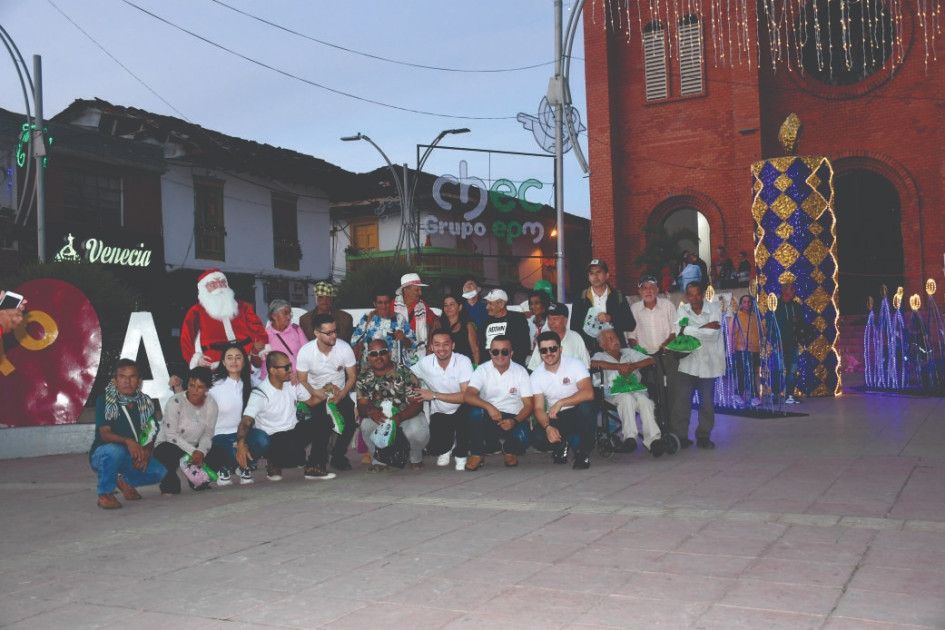 Grupo Solidaridad, que hace posible cada año la Navidad para habitantes de la calle de Anserma y para otras personas vulnerables. Grupo Solidaridad, que hace posible cada año la Navidad para habitantes de la calle de Anserma y para otras personas vulnerables.