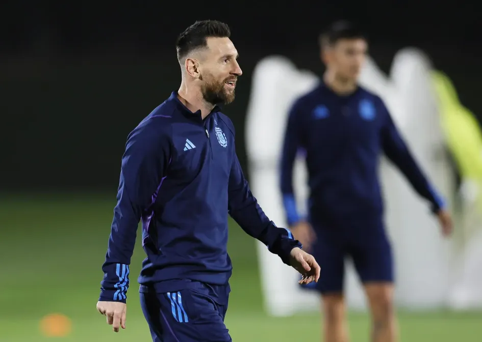Lionel Messi de Argentina durante una sesión de entrenamiento de su equipo en Doha, Catar. Argentina se enfrentará hoy a Croacia en su partido de fútbol semifinal de la Copa Mundial de la FIFA 2022. Lionel Messi de Argentina durante una sesión de entrenamiento de su equipo en Doha, Catar. Argentina se enfrentará hoy a Croacia en su partido de fútbol semifinal de la Copa Mundial de la FIFA 2022.