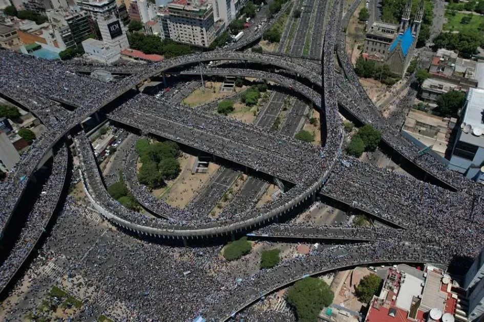 Fotografía área con dron de hinchas de Argentina celebrando hoy, la victoria de la selección argentina en el Mundial de Qatar 2022, en la autopista 25 de mayo en su intersección con la Avenida 9 de Julio en de Buenos Aires (Argentina). Fotografía área con dron de hinchas de Argentina celebrando hoy, la victoria de la selección argentina en el Mundial de Qatar 2022, en la autopista 25 de mayo en su intersección con la Avenida 9 de Julio en de Buenos Aires (Argentina).