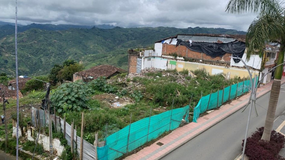 Lote junto a la Plaza Robledo que tiene un cerramiento a medias y todavía está lleno de escombros, afeando la zona. Lote junto a la Plaza Robledo que tiene un cerramiento a medias y todavía está lleno de escombros, afeando la zona.