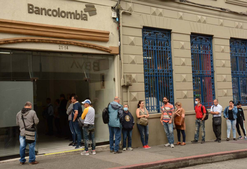 Consulte los horarios para hacer sus vueltas bancarias. Consulte los horarios para hacer sus vueltas bancarias.