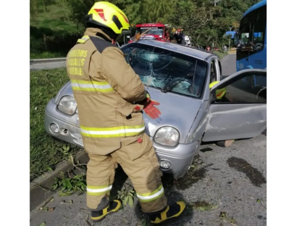 Este es el carro accidentado esta mañana en la avenida Kevin Ángel. Este es el carro accidentado esta mañana en la avenida Kevin Ángel.