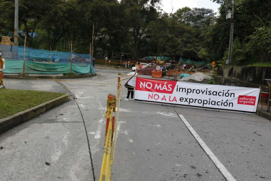 Las obras del Intercambiador Vial de Los Cedros están abandonadas desde el 1 de diciembre de este año y la comunidad sigue afectada por las dificultades para la movilidad. El 6 de diciembre hubo una protesta. Las obras del Intercambiador Vial de Los Cedros están abandonadas desde el 1 de diciembre de este año y la comunidad sigue afectada por las dificultades para la movilidad. El 6 de diciembre hubo una protesta.