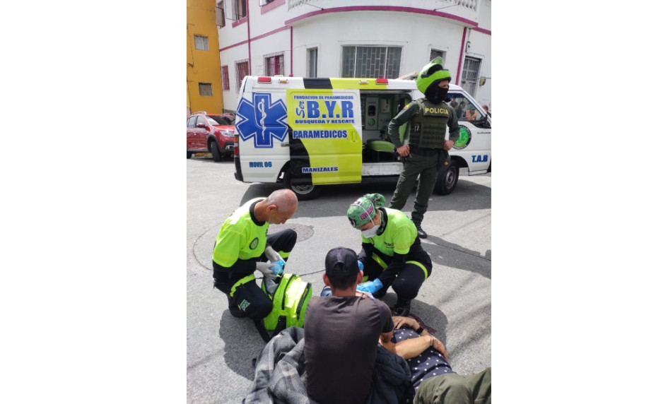Momento en el que socorristas atienden al sujeto golpeado. Momento en el que socorristas atienden al sujeto golpeado.